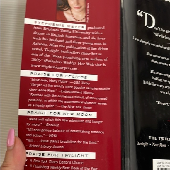 First Edition hardcover Breaking Dawn book written by Stephanie Meyer - Picture 4 of 10